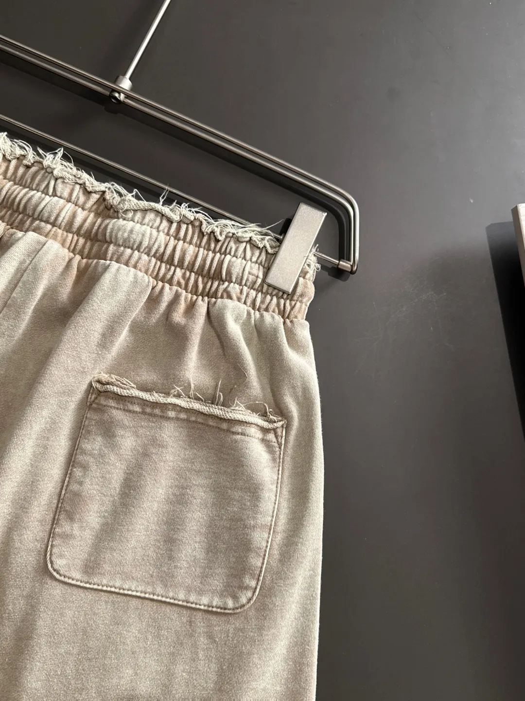 🅿️330 shipped next day, high quality Stone lsland/Stone Island 2025 spring and summer new elastic band casual color-washed loose shorts, two needle stitches at the trouser hem, fine and firm stitching, counter-customized fabrics with high breathability and comfort, impeccable details, brand element design concept, reflecting high quality. It feels delicate and soft! It presents a casual cut and the upper body shape is great! Size: S-XXL
